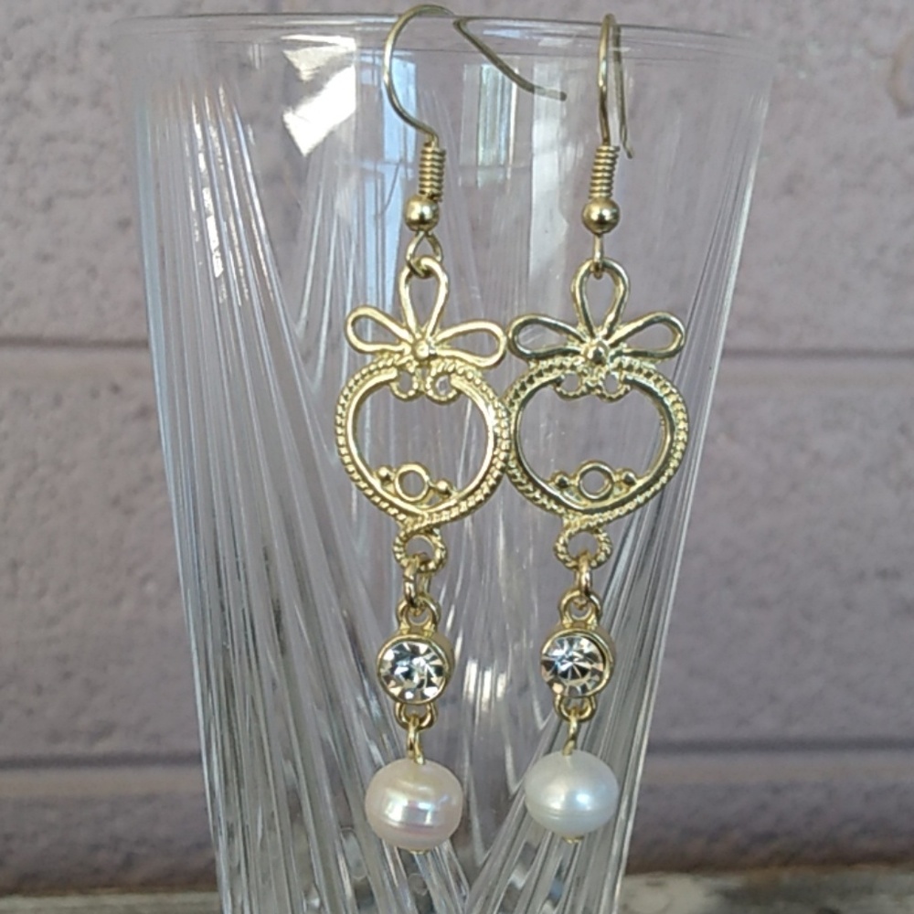 Classy Gold Tone Crystal and Freshwater Pearl
